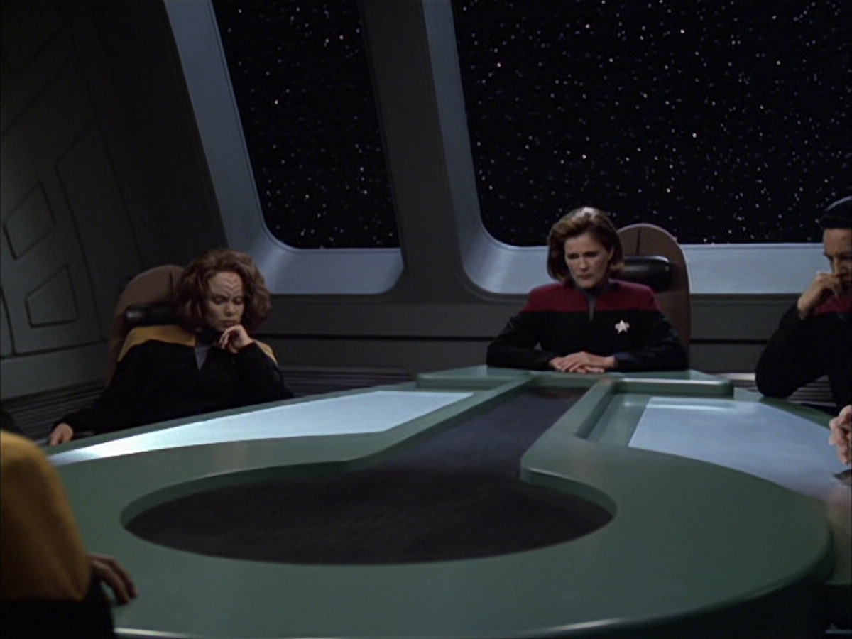 extant_StarTrek_VOY_6x12-BlinkOfAnEye_01523.jpg