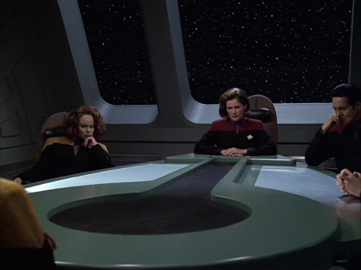 extant_StarTrek_VOY_6x12-BlinkOfAnEye_01524.jpg