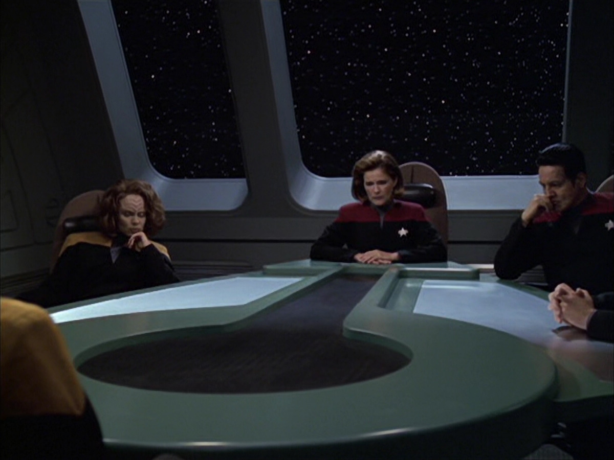 extant_StarTrek_VOY_6x12-BlinkOfAnEye_01525.jpg