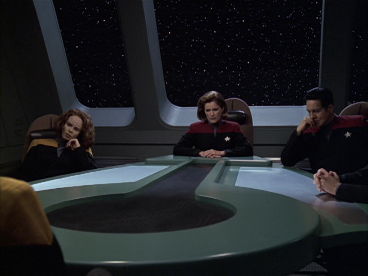 extant_StarTrek_VOY_6x12-BlinkOfAnEye_01526.jpg
