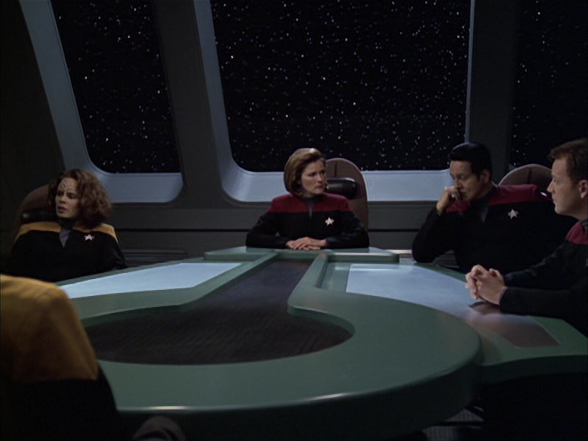 extant_StarTrek_VOY_6x12-BlinkOfAnEye_01528.jpg