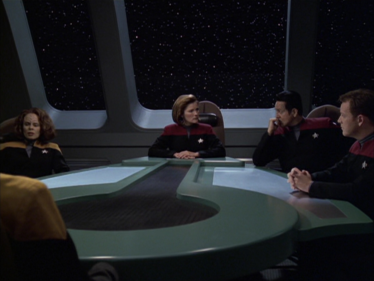 extant_StarTrek_VOY_6x12-BlinkOfAnEye_01529.jpg