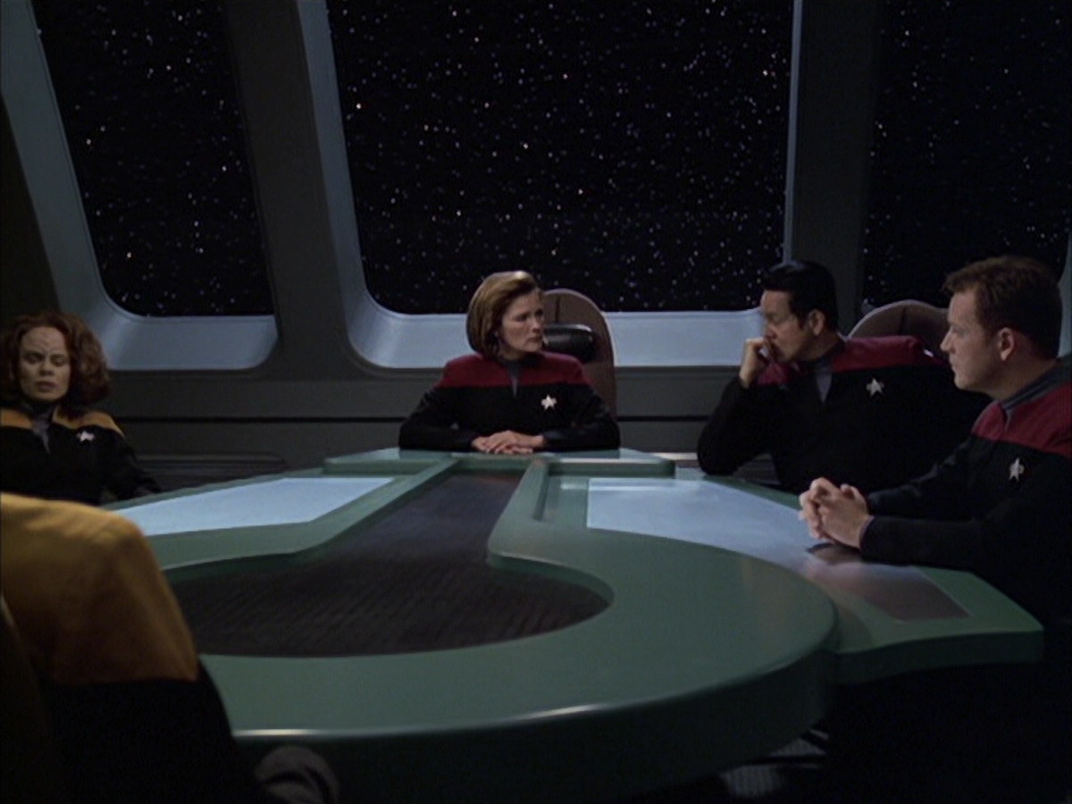 extant_StarTrek_VOY_6x12-BlinkOfAnEye_01530.jpg