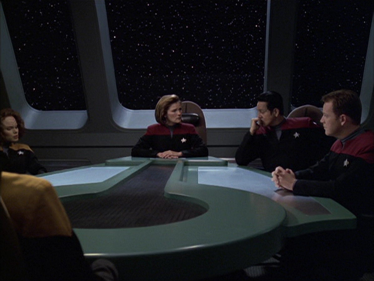 extant_StarTrek_VOY_6x12-BlinkOfAnEye_01531.jpg