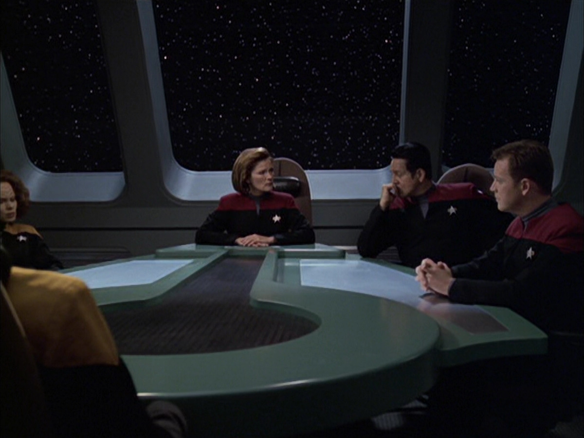 extant_StarTrek_VOY_6x12-BlinkOfAnEye_01532.jpg