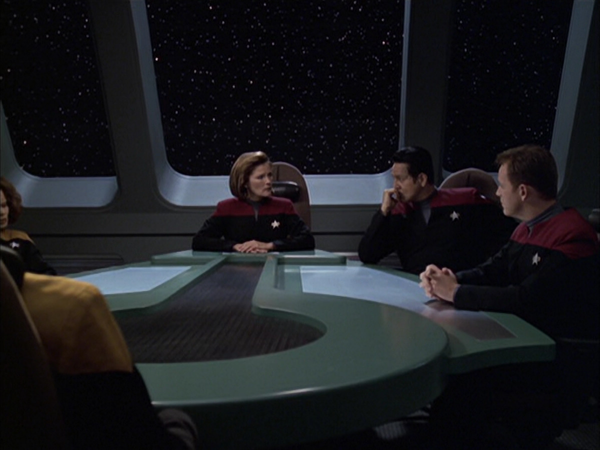 extant_StarTrek_VOY_6x12-BlinkOfAnEye_01533.jpg
