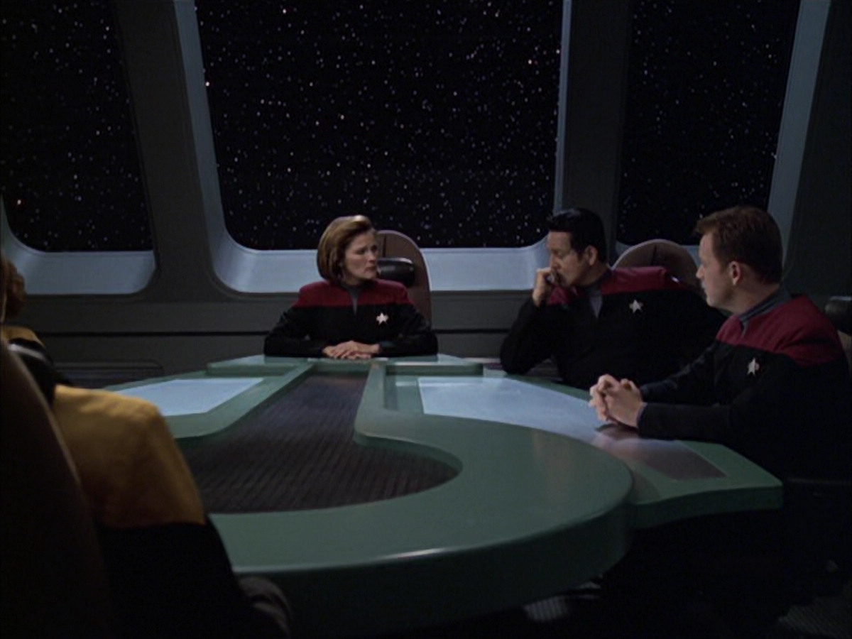 extant_StarTrek_VOY_6x12-BlinkOfAnEye_01534.jpg