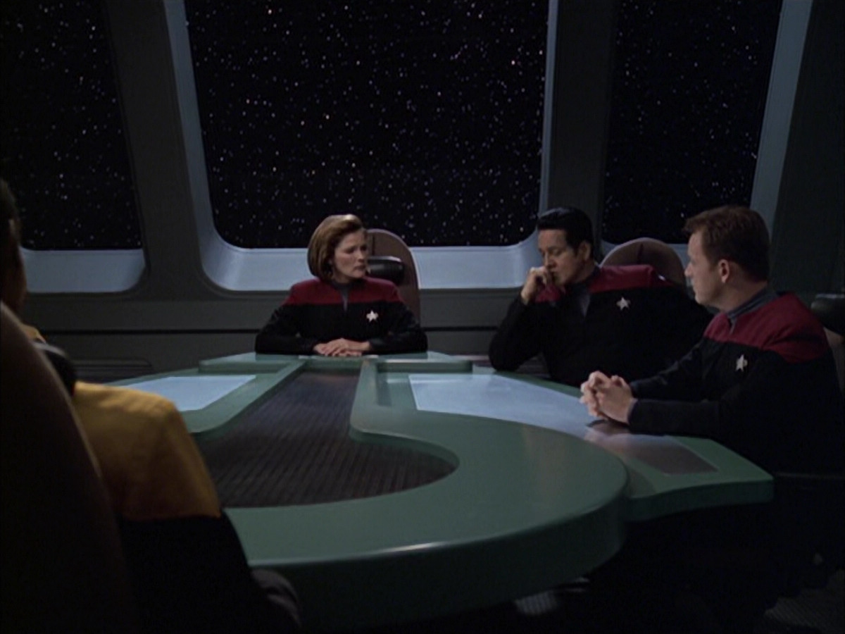 extant_StarTrek_VOY_6x12-BlinkOfAnEye_01535.jpg