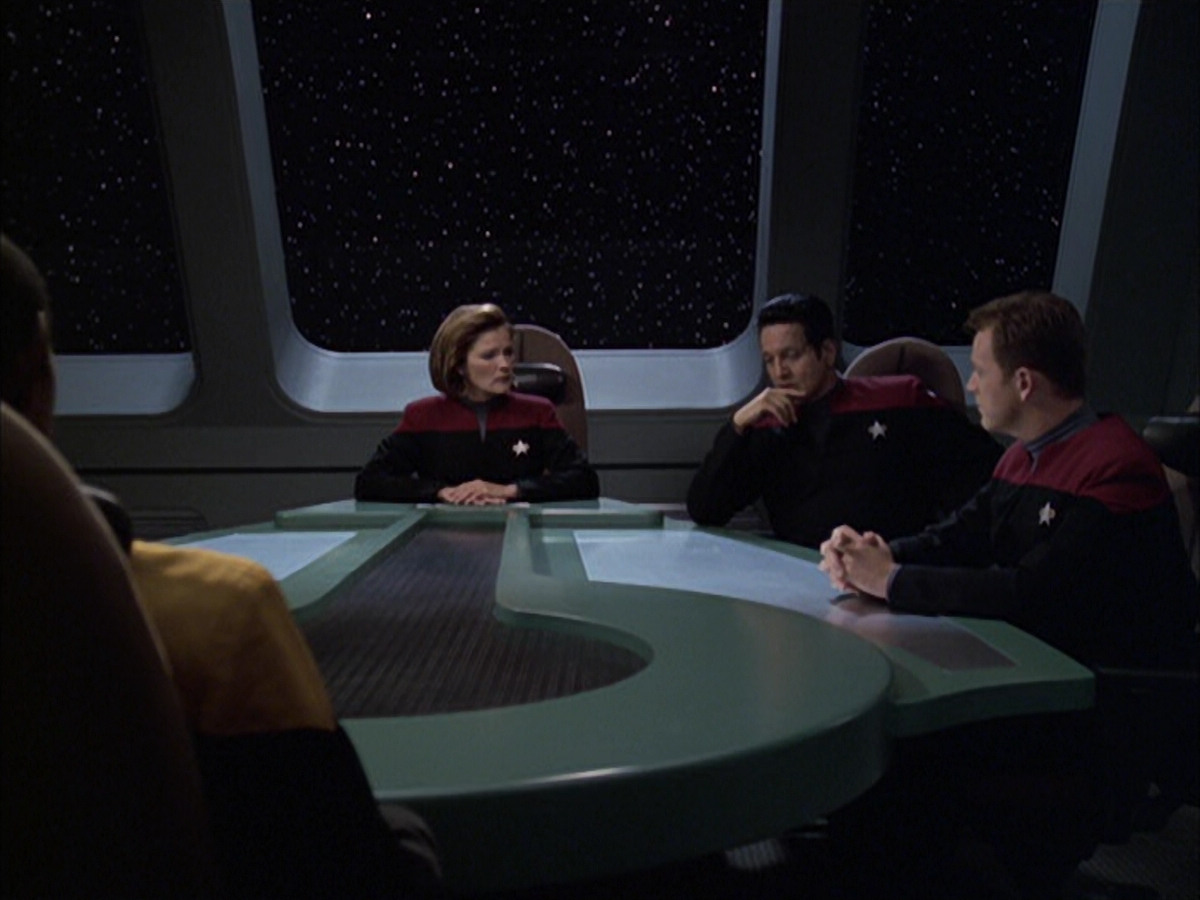 extant_StarTrek_VOY_6x12-BlinkOfAnEye_01536.jpg