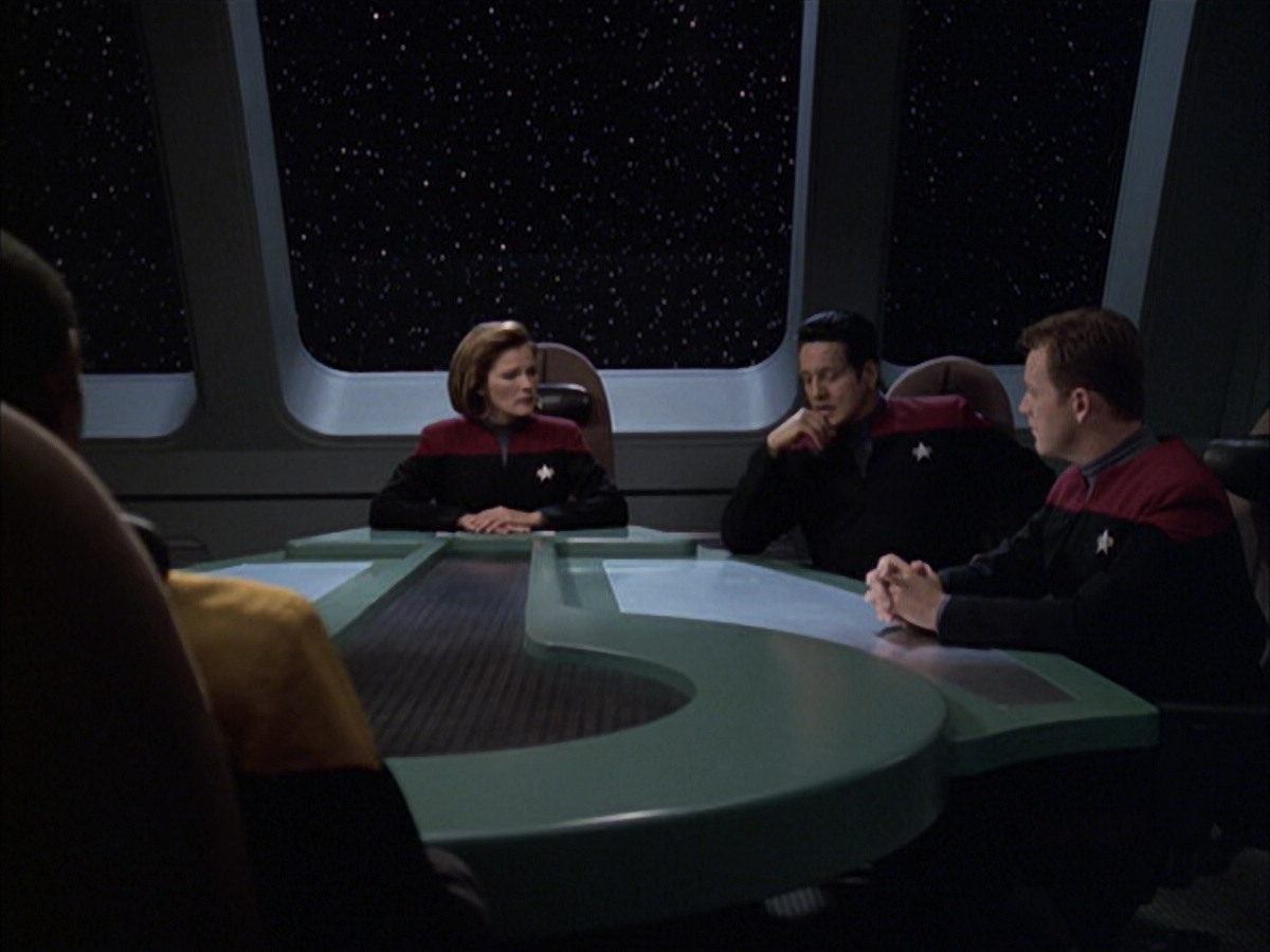 extant_StarTrek_VOY_6x12-BlinkOfAnEye_01537.jpg