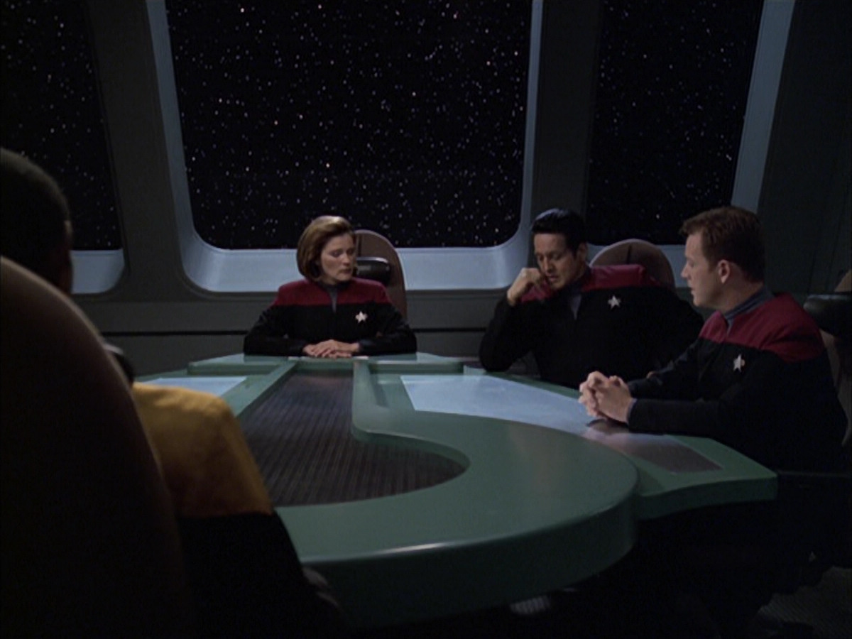 extant_StarTrek_VOY_6x12-BlinkOfAnEye_01538.jpg