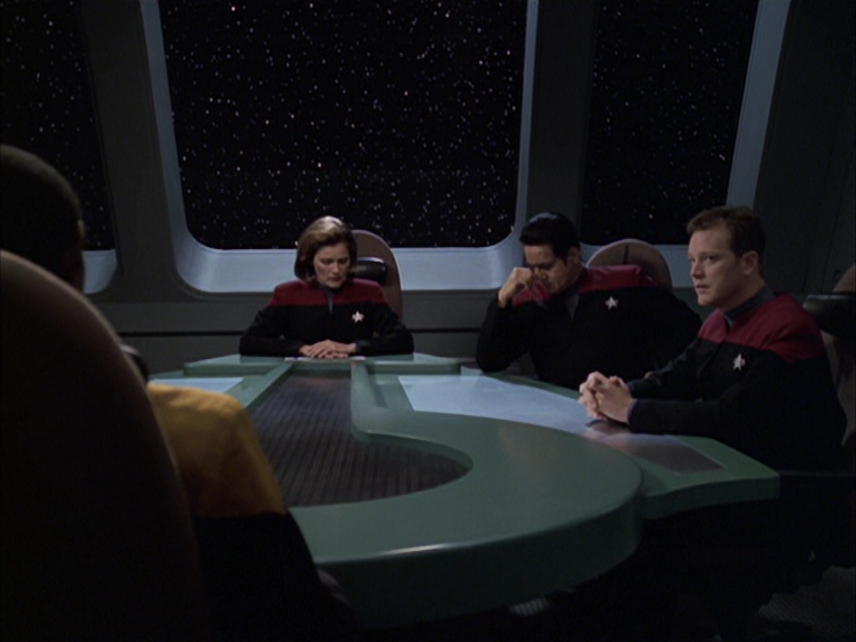 extant_StarTrek_VOY_6x12-BlinkOfAnEye_01539.jpg