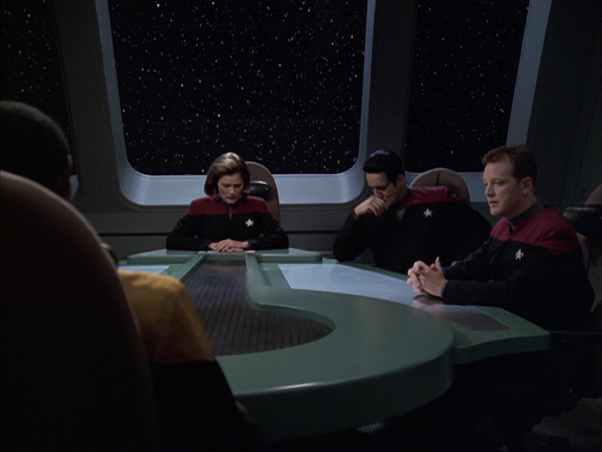 extant_StarTrek_VOY_6x12-BlinkOfAnEye_01540.jpg
