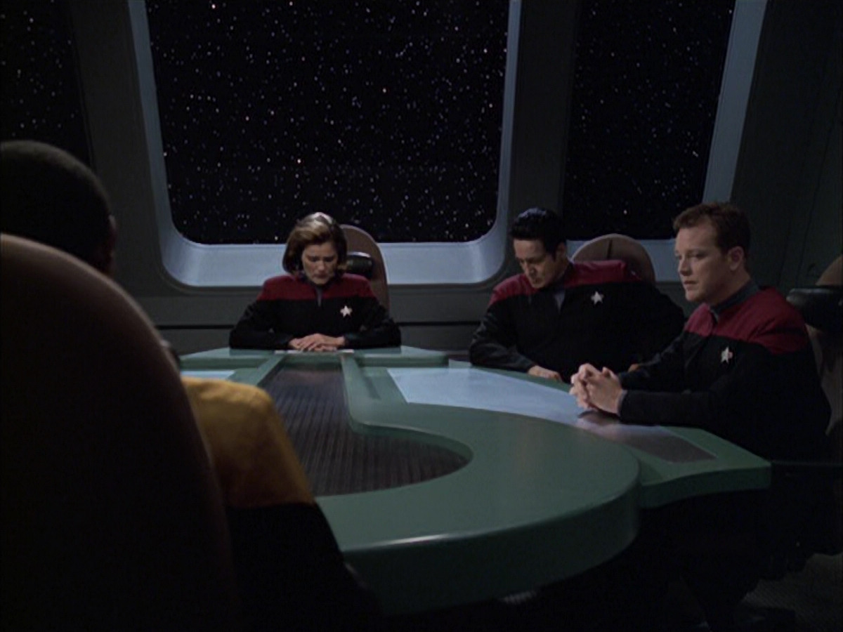 extant_StarTrek_VOY_6x12-BlinkOfAnEye_01541.jpg