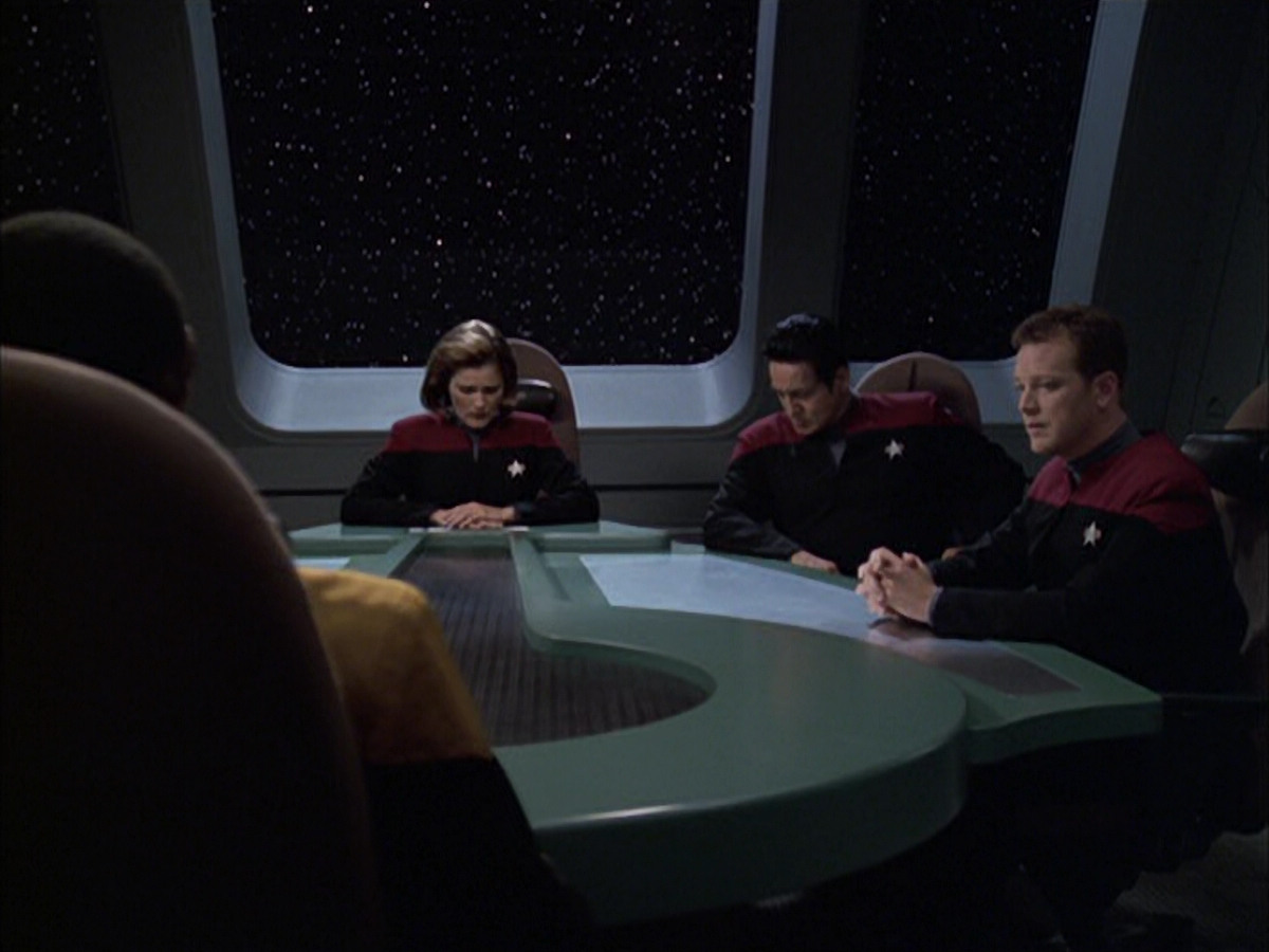 extant_StarTrek_VOY_6x12-BlinkOfAnEye_01542.jpg
