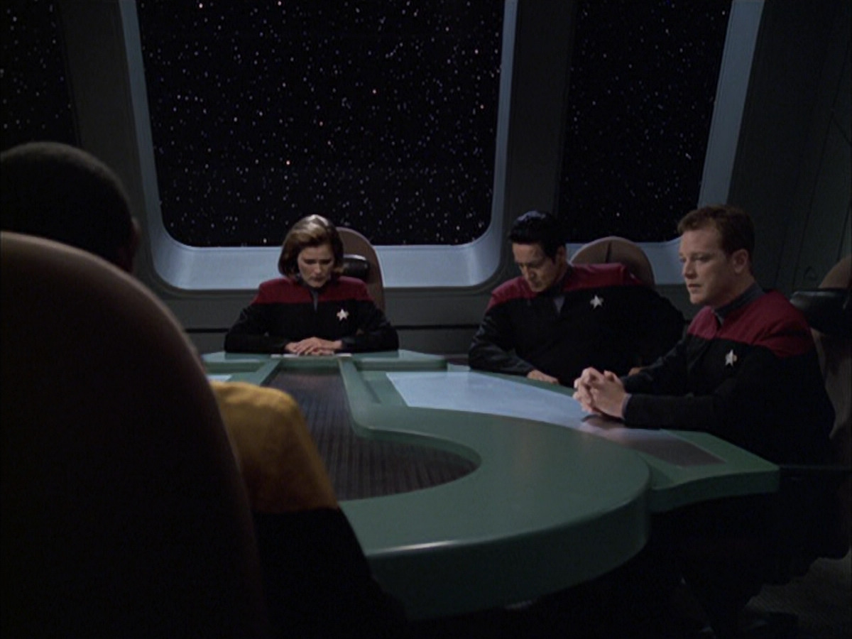 extant_StarTrek_VOY_6x12-BlinkOfAnEye_01543.jpg
