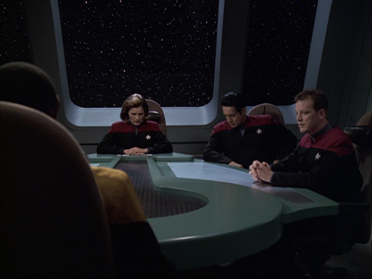 extant_StarTrek_VOY_6x12-BlinkOfAnEye_01544.jpg