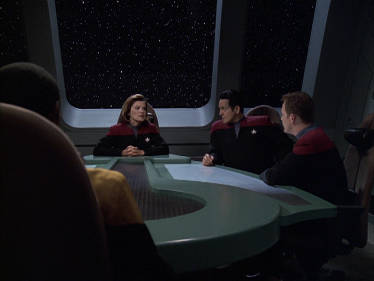 extant_StarTrek_VOY_6x12-BlinkOfAnEye_01607.jpg