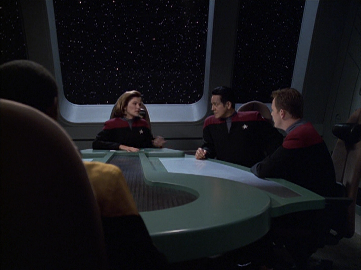extant_StarTrek_VOY_6x12-BlinkOfAnEye_01608.jpg