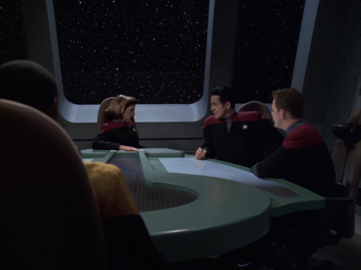 extant_StarTrek_VOY_6x12-BlinkOfAnEye_01609.jpg