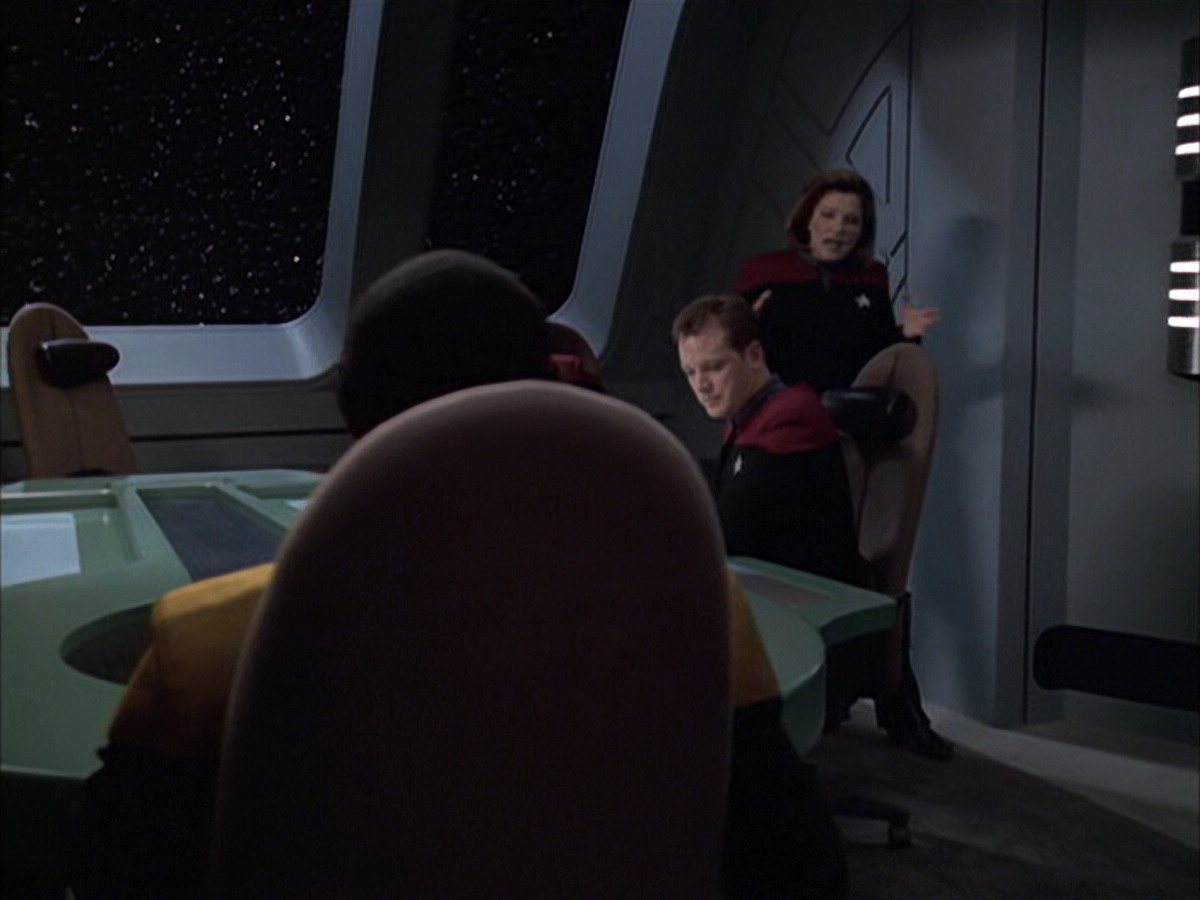 extant_StarTrek_VOY_6x12-BlinkOfAnEye_01616.jpg