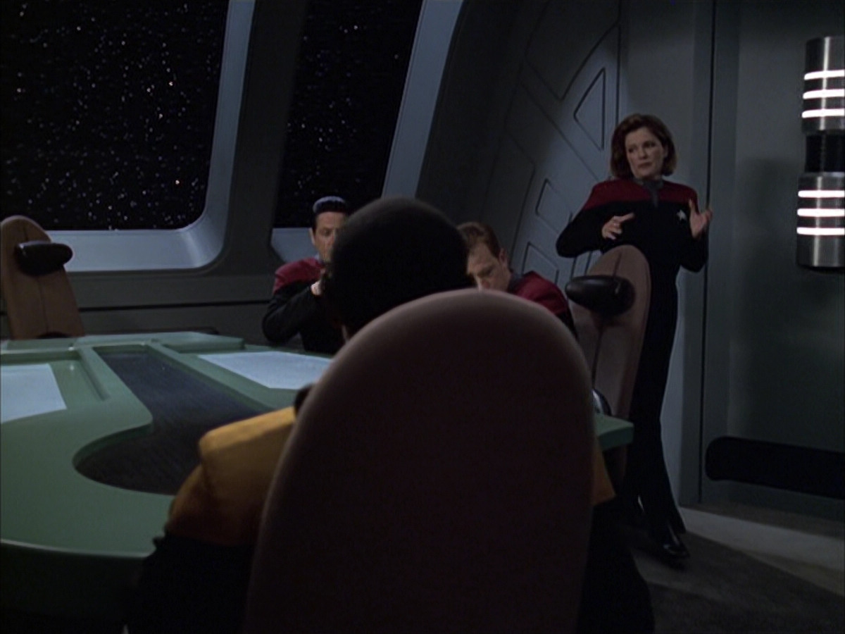 extant_StarTrek_VOY_6x12-BlinkOfAnEye_01617.jpg