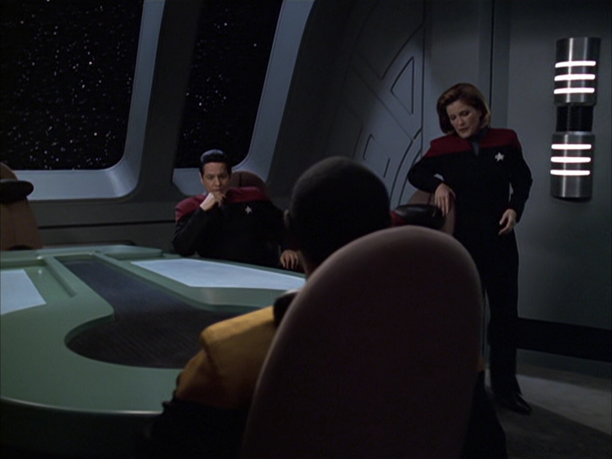 extant_StarTrek_VOY_6x12-BlinkOfAnEye_01618.jpg