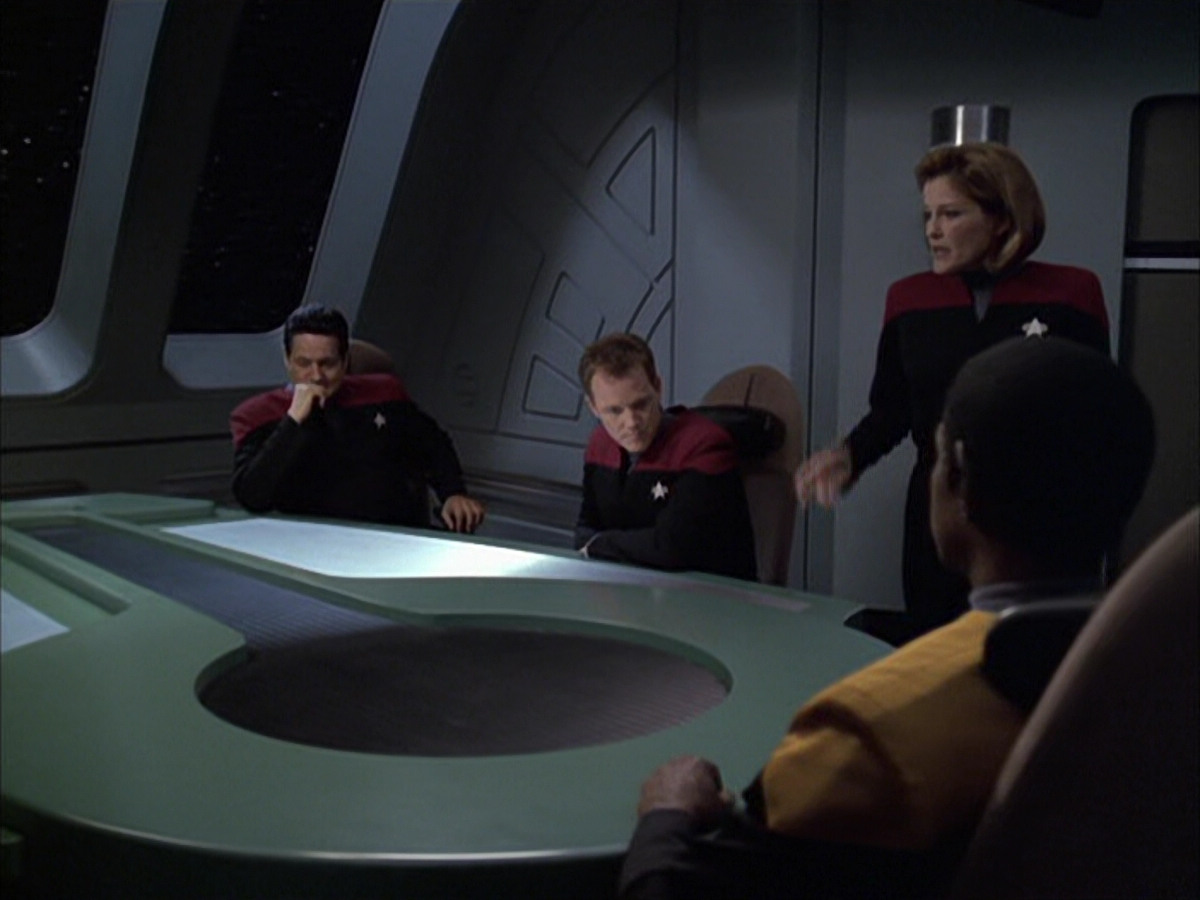 extant_StarTrek_VOY_6x12-BlinkOfAnEye_01621.jpg