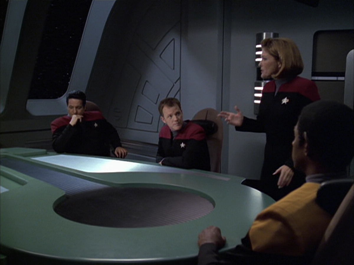 extant_StarTrek_VOY_6x12-BlinkOfAnEye_01622.jpg