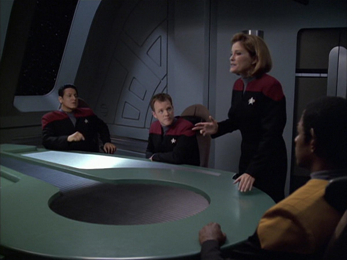 extant_StarTrek_VOY_6x12-BlinkOfAnEye_01623.jpg