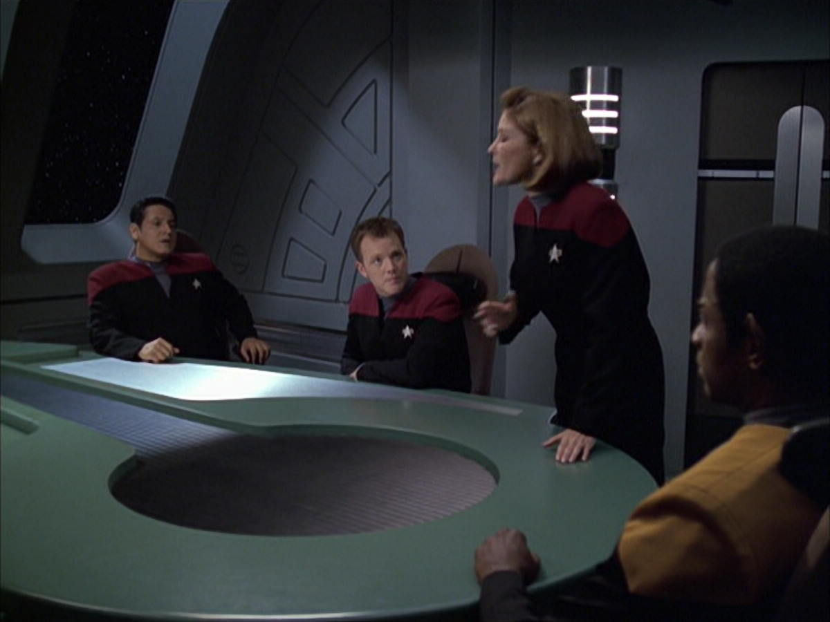 extant_StarTrek_VOY_6x12-BlinkOfAnEye_01624.jpg