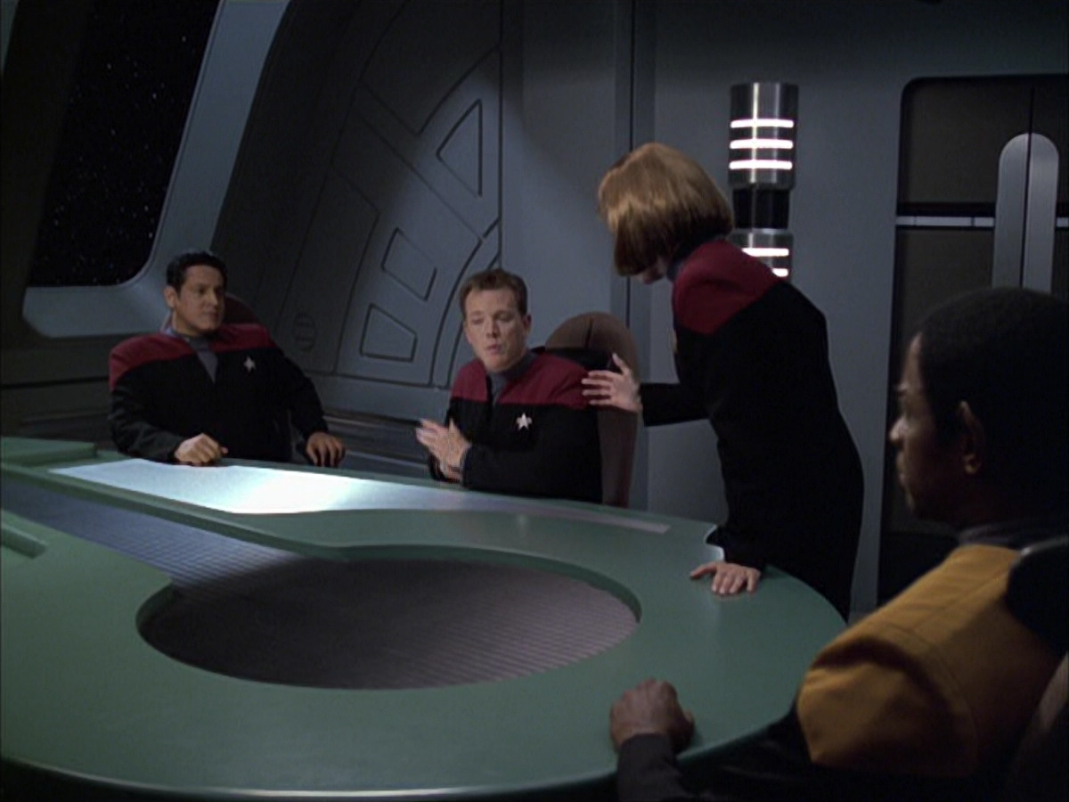 extant_StarTrek_VOY_6x12-BlinkOfAnEye_01625.jpg