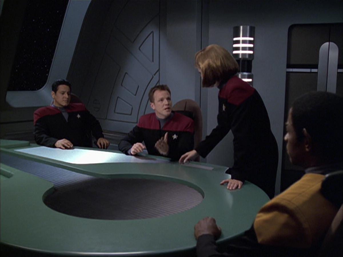 extant_StarTrek_VOY_6x12-BlinkOfAnEye_01627.jpg