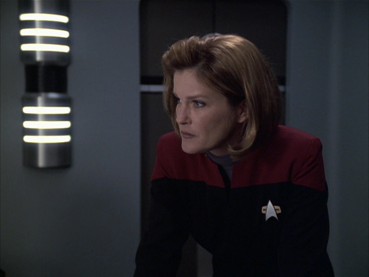 extant_StarTrek_VOY_6x12-BlinkOfAnEye_01636.jpg