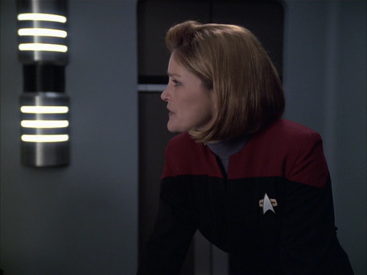 extant_StarTrek_VOY_6x12-BlinkOfAnEye_01644.jpg