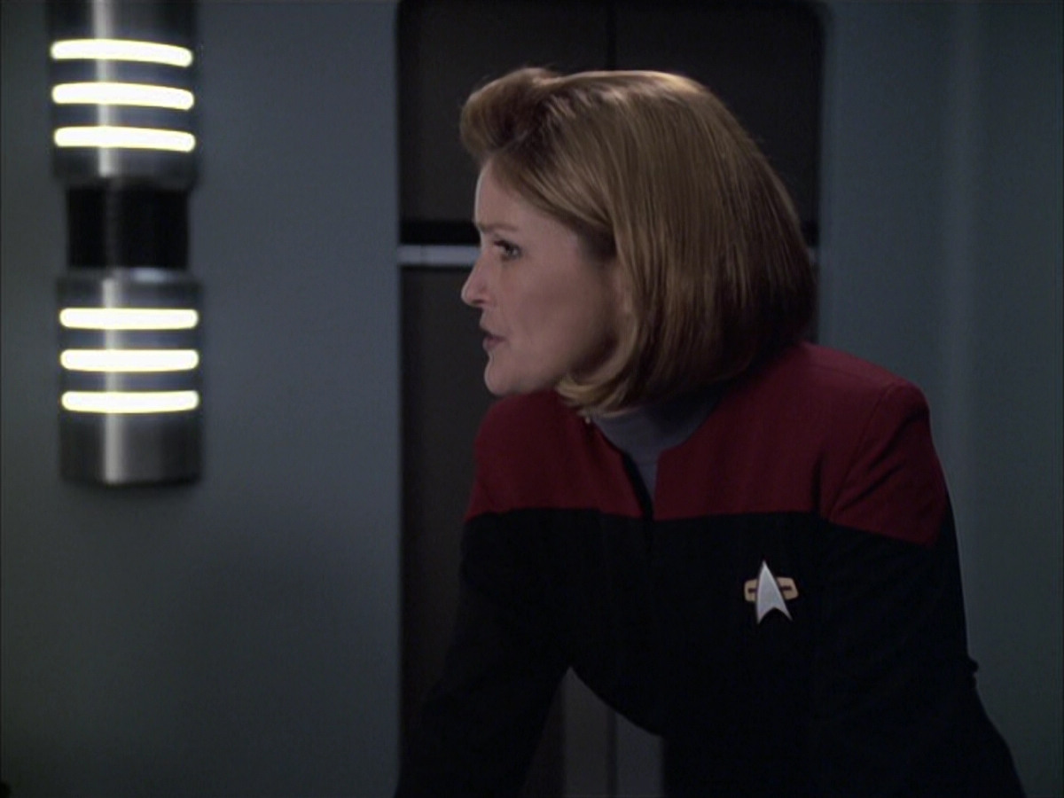 extant_StarTrek_VOY_6x12-BlinkOfAnEye_01645.jpg