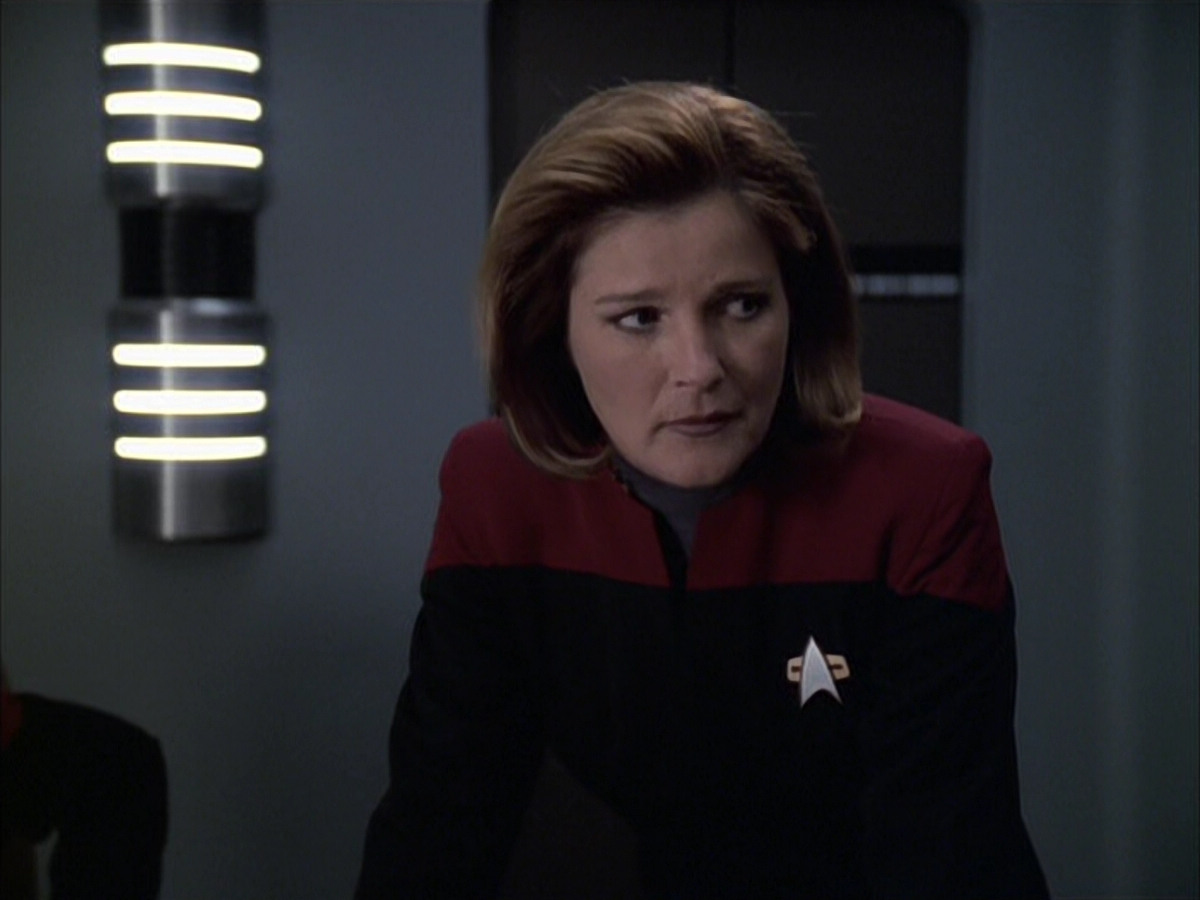 extant_StarTrek_VOY_6x12-BlinkOfAnEye_01664.jpg