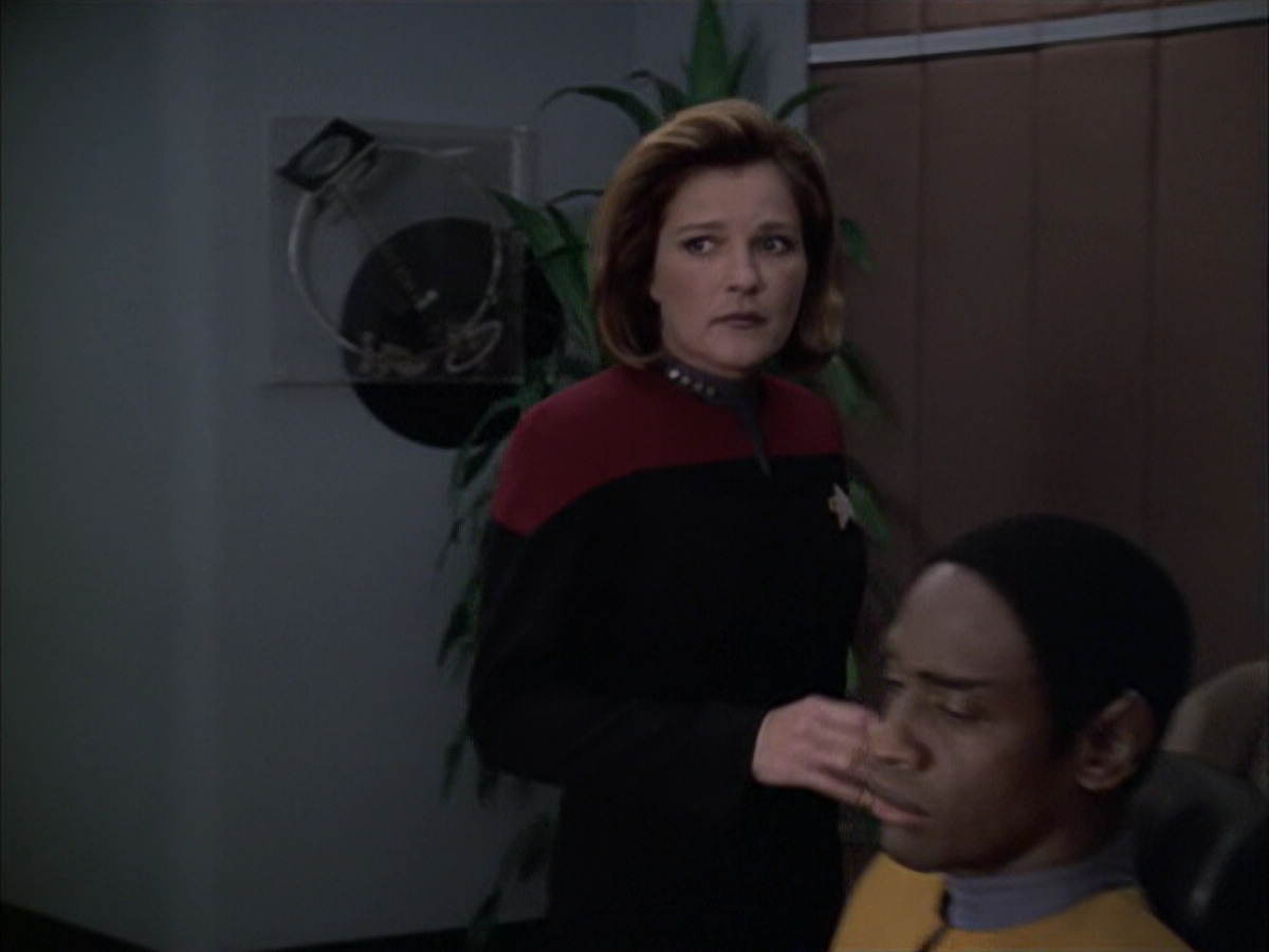 extant_StarTrek_VOY_6x12-BlinkOfAnEye_01669.jpg