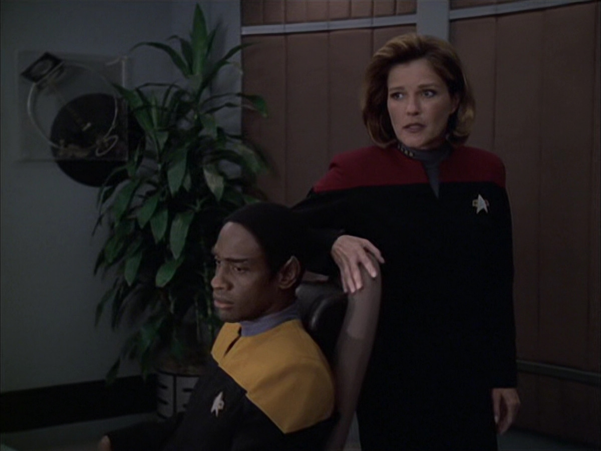 extant_StarTrek_VOY_6x12-BlinkOfAnEye_01671.jpg