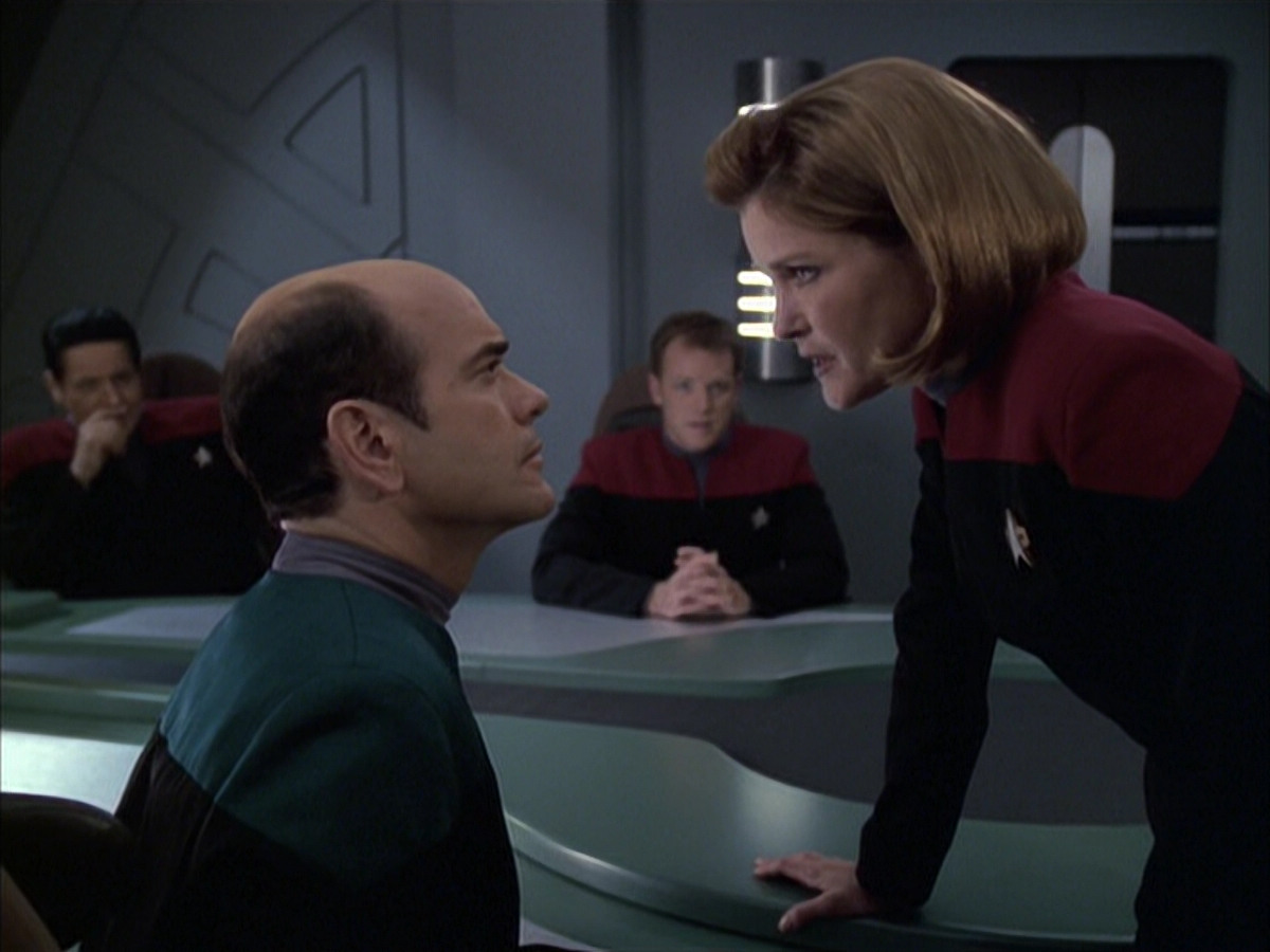 extant_StarTrek_VOY_6x12-BlinkOfAnEye_01679.jpg