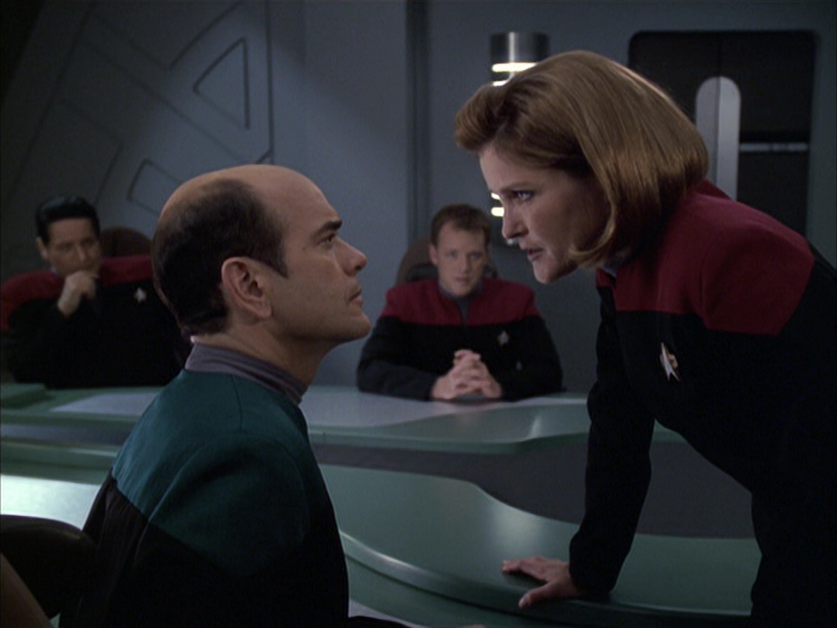 extant_StarTrek_VOY_6x12-BlinkOfAnEye_01680.jpg
