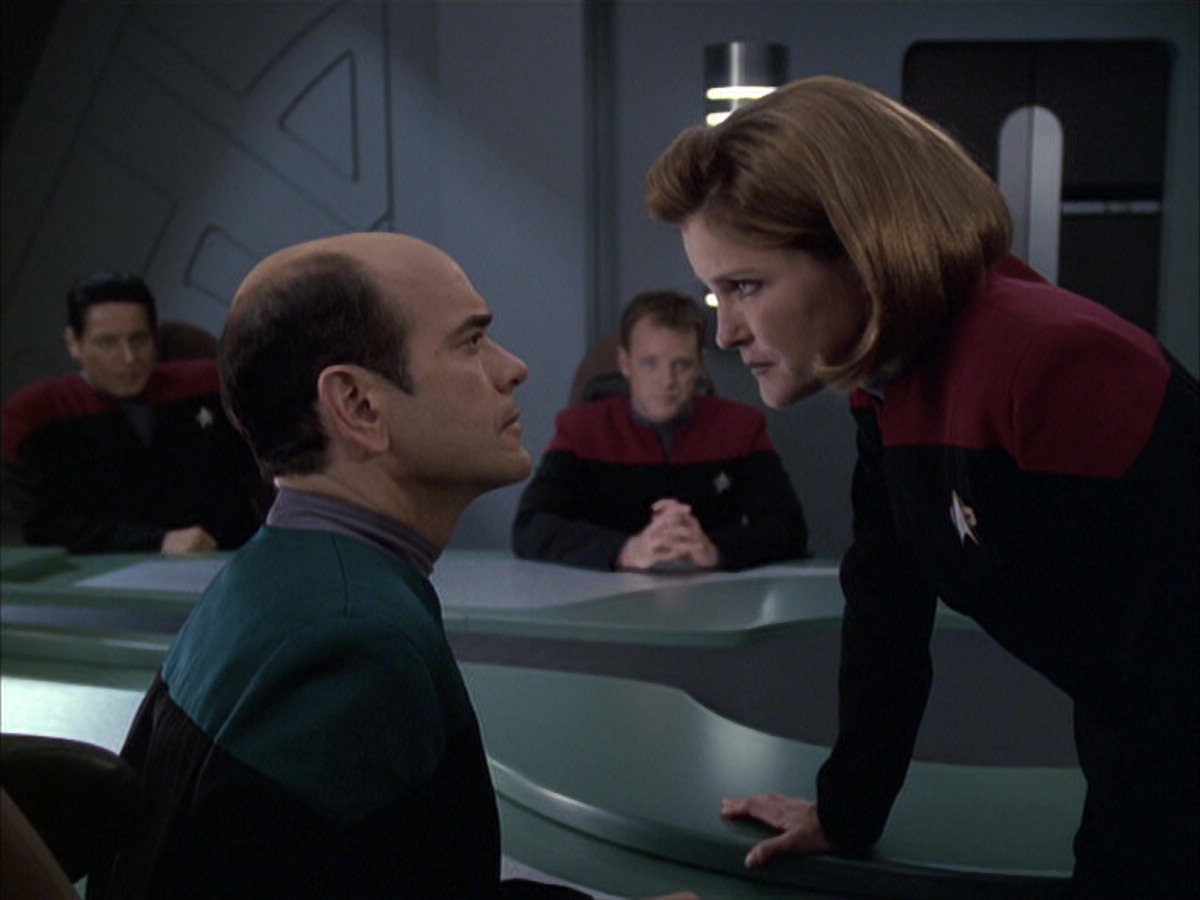 extant_StarTrek_VOY_6x12-BlinkOfAnEye_01681.jpg