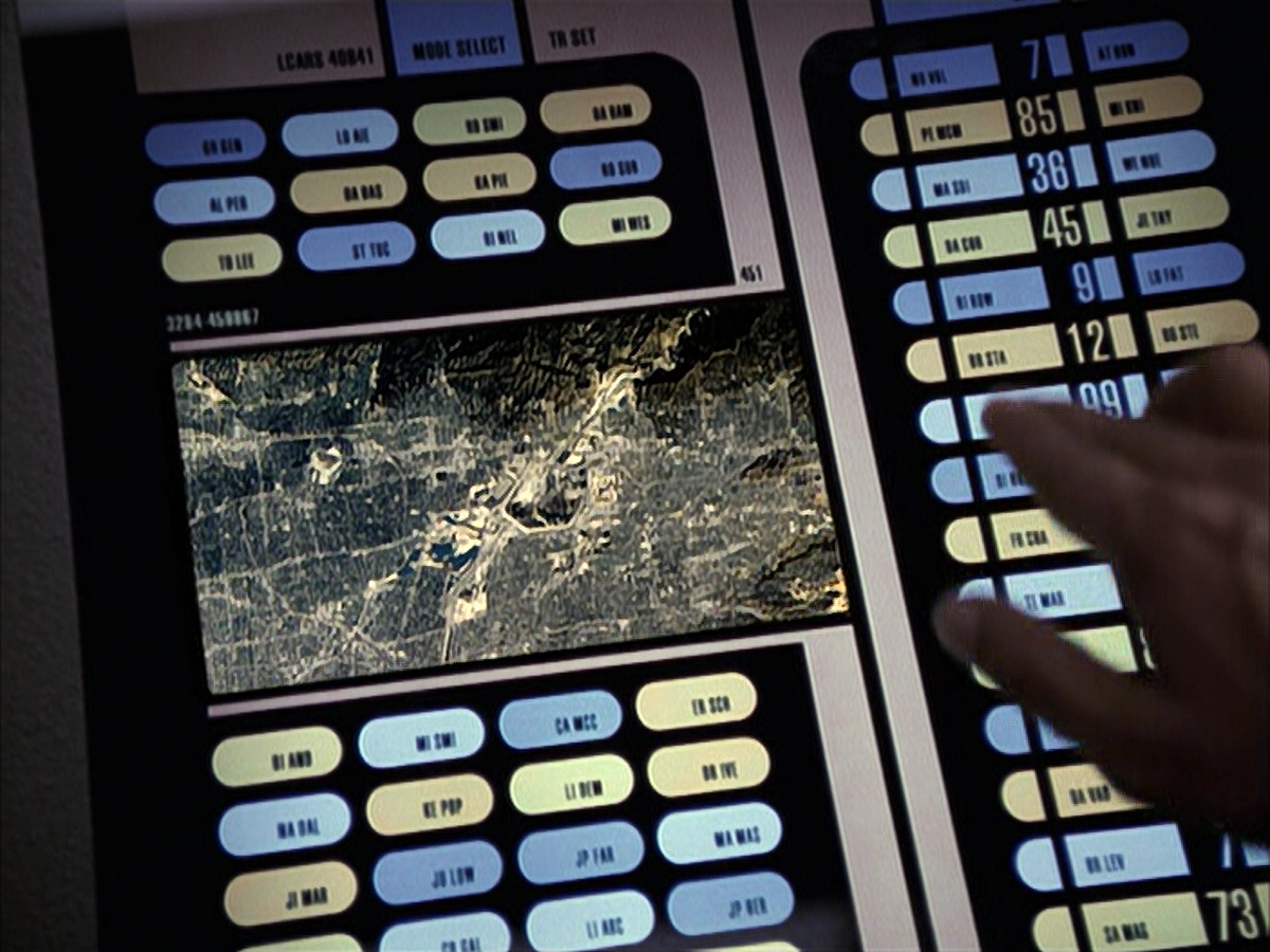 extant_StarTrek_VOY_6x12-BlinkOfAnEye_01696.jpg