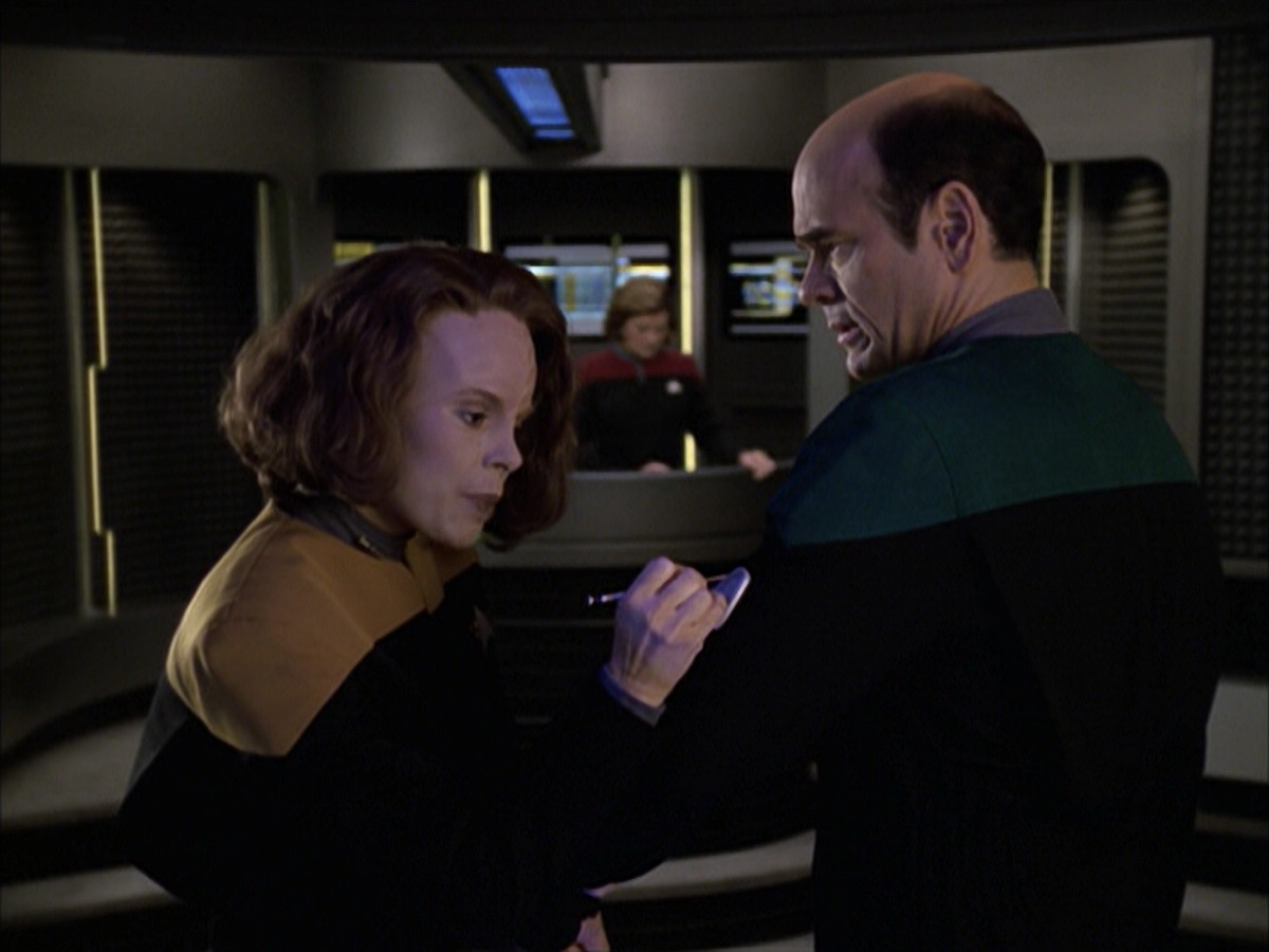 extant_StarTrek_VOY_6x12-BlinkOfAnEye_01728.jpg