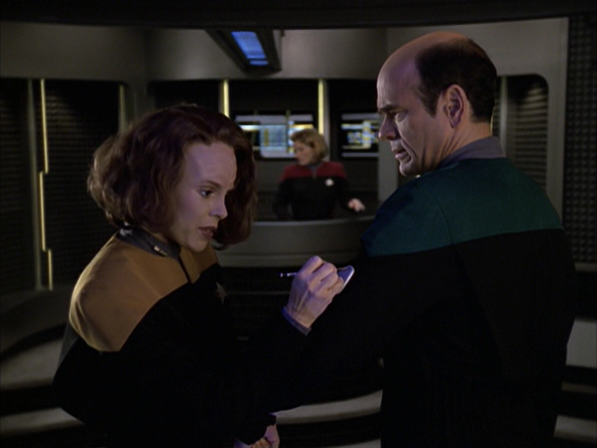 extant_StarTrek_VOY_6x12-BlinkOfAnEye_01734.jpg