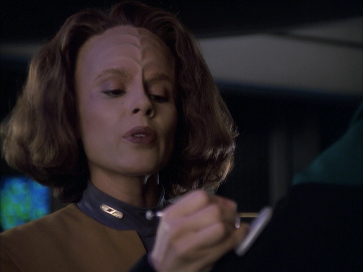 extant_StarTrek_VOY_6x12-BlinkOfAnEye_01767.jpg