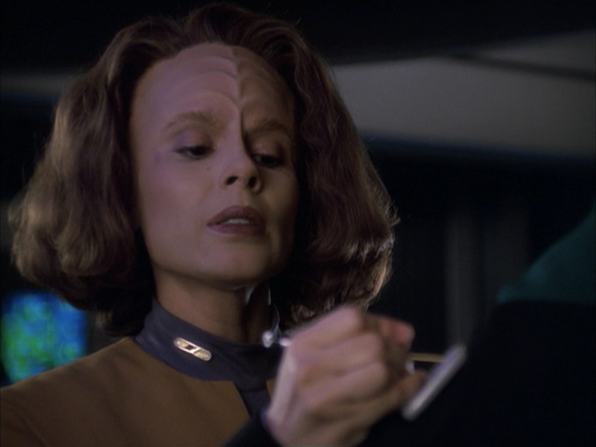 extant_StarTrek_VOY_6x12-BlinkOfAnEye_01769.jpg