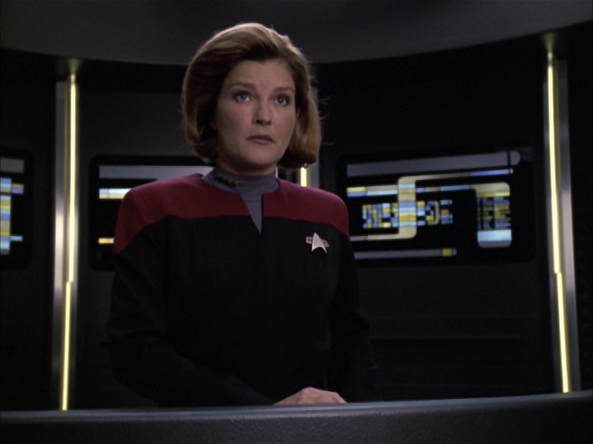 extant_StarTrek_VOY_6x12-BlinkOfAnEye_01782.jpg