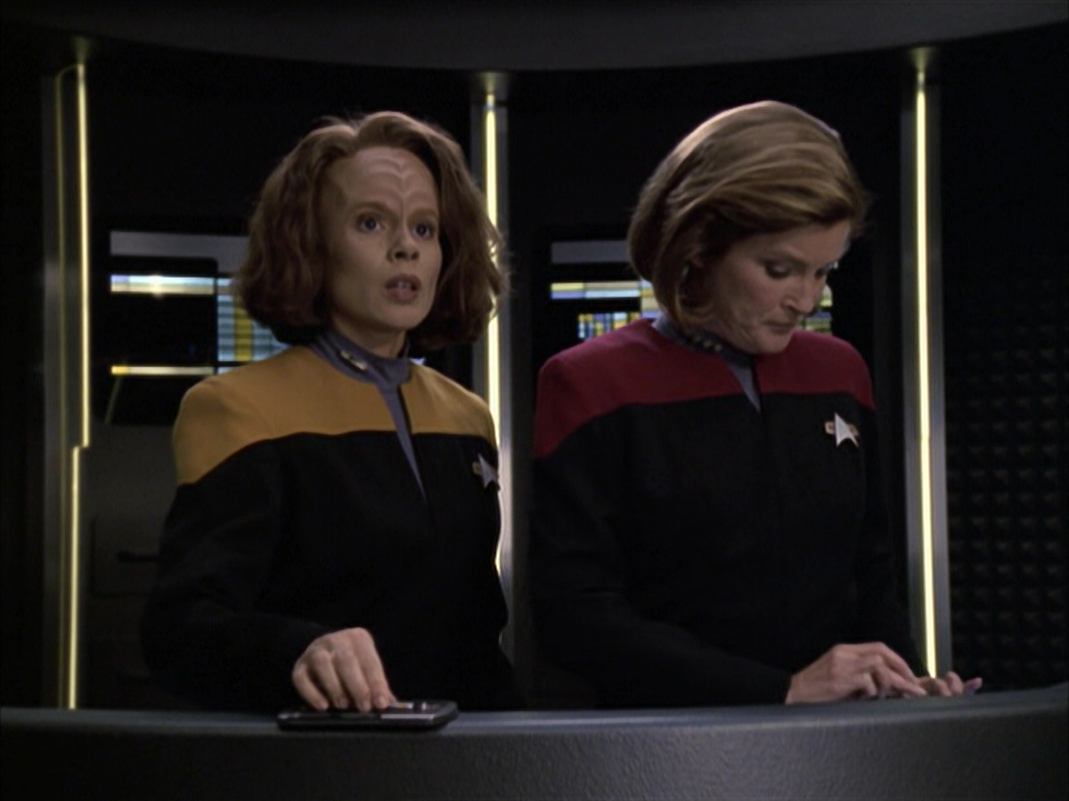 extant_StarTrek_VOY_6x12-BlinkOfAnEye_01787.jpg