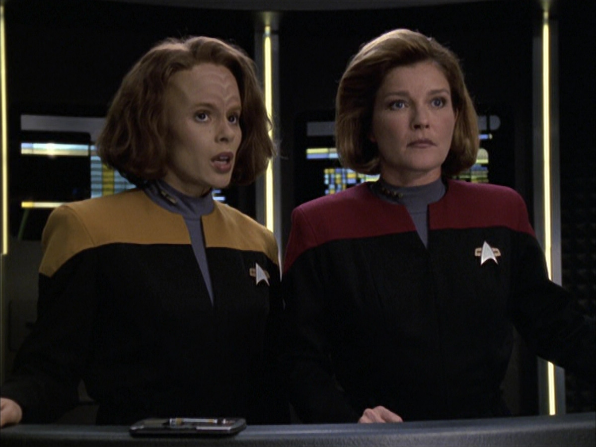 extant_StarTrek_VOY_6x12-BlinkOfAnEye_01800.jpg